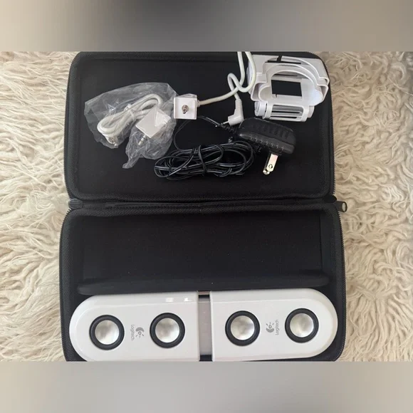 Logitech M22 Speakers with travel case. - Picture 3 of 5